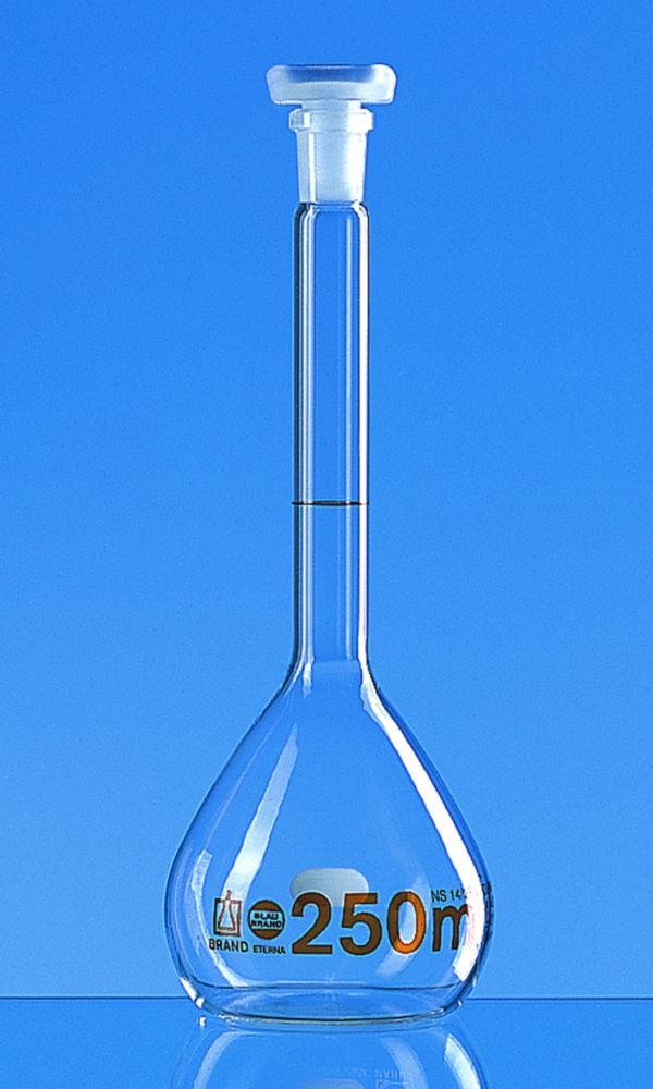 BRAND BLAUBRAND Eterna Volumetric Flask Class A, DE-M, 50 ml, NS 12/21, Boro 3.3, PP Stopper, Individual Certificate

